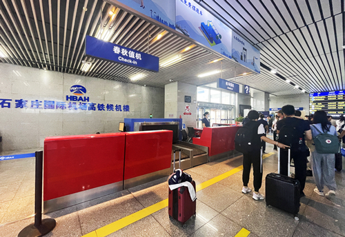 正定機場站到達旅客在排隊值機。人民網(wǎng)記者 喬雪峰攝